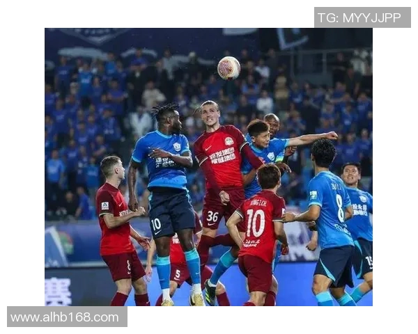 足球明星庆祝胜利手势动作展现激情与荣耀的瞬间